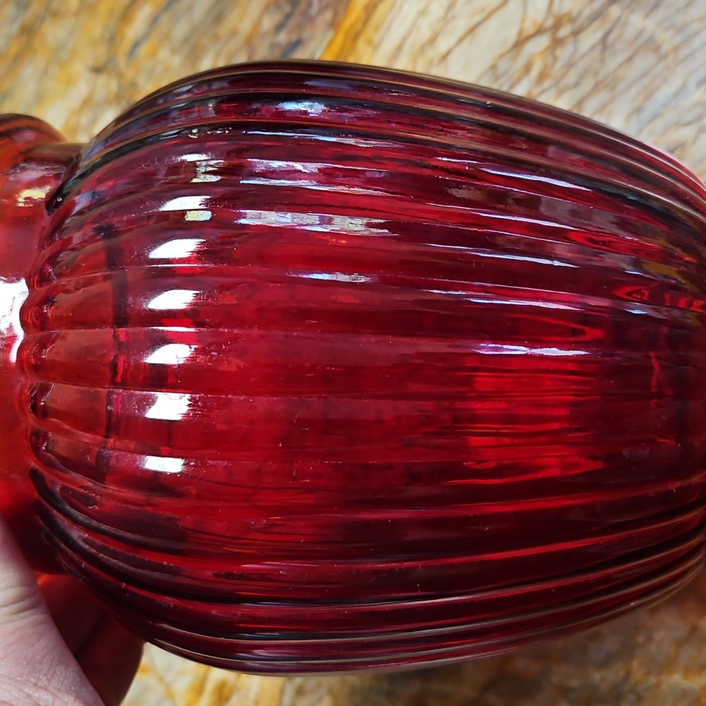 Elegant Red Ribbed Glass Vase - Picture 4 of 4